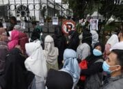 Warga Rela Antre Sampaikan Belasungkawa Untuk Ridwan Kamil