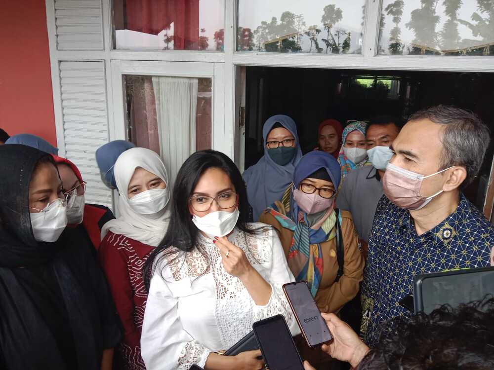 Eka Laksmana dan Mira Rahayu Tengah Bahagia