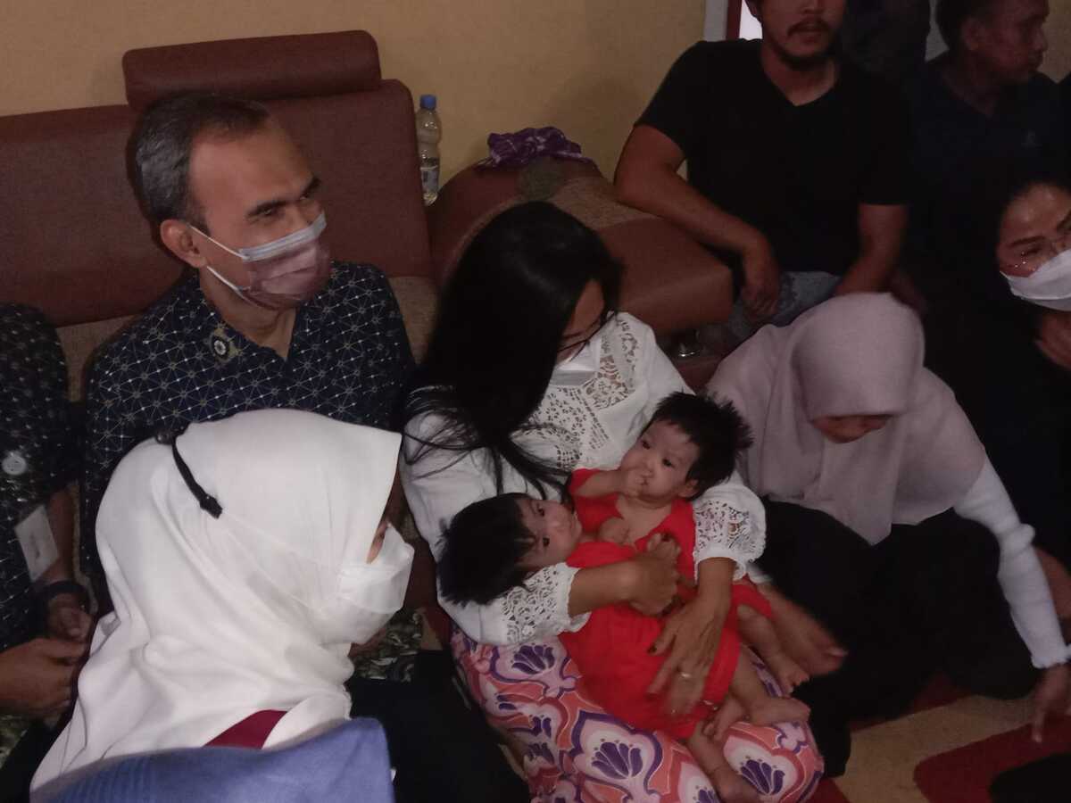 Eka Laksmana dan Mira Rahayu Tengah Bahagia