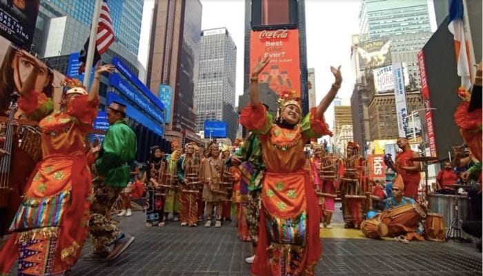 Flash Mob Angklung Jabar Memukau di Amerika