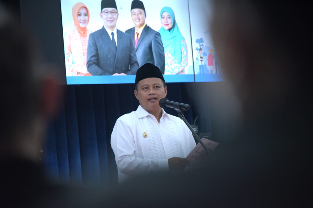 Uu Ruzhanul Ulum saat menghadiri Peringatan Hari Keluarga Nasional (Harganas) Tingkat Provinsi Jawa Barat Ke-29 Tahun 2022, di Aula Barat Gedung Sate, Kota Bandung, Kamis (7/7/2022). 