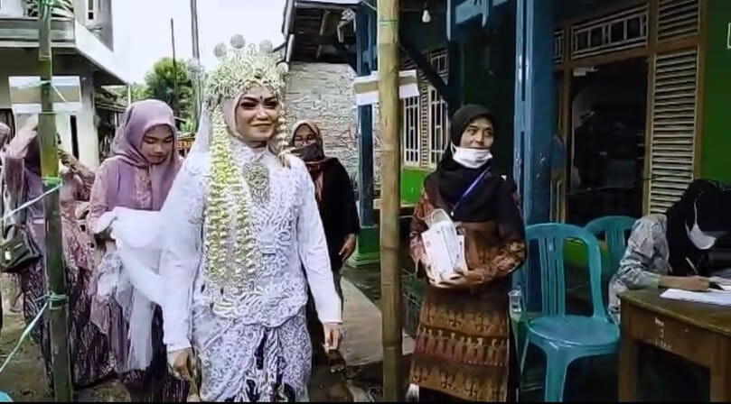 Heboh! 2 Warga Gunakan Gaun Pengantin ke TPS Pilkades