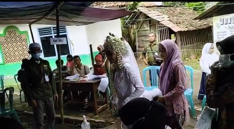 Heboh! 2 Warga Gunakan Gaun Pengantin ke TPS Pilkades