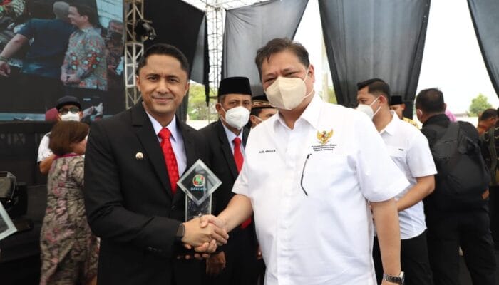 Hengky Kurniawan Mendapat Penghargaan dari DEKOPIN