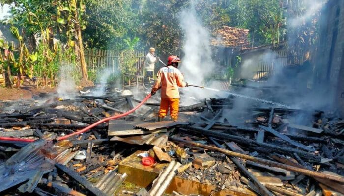 Kebakaran di Cipeuyeum Cianjur Ratakan Rumah Neni