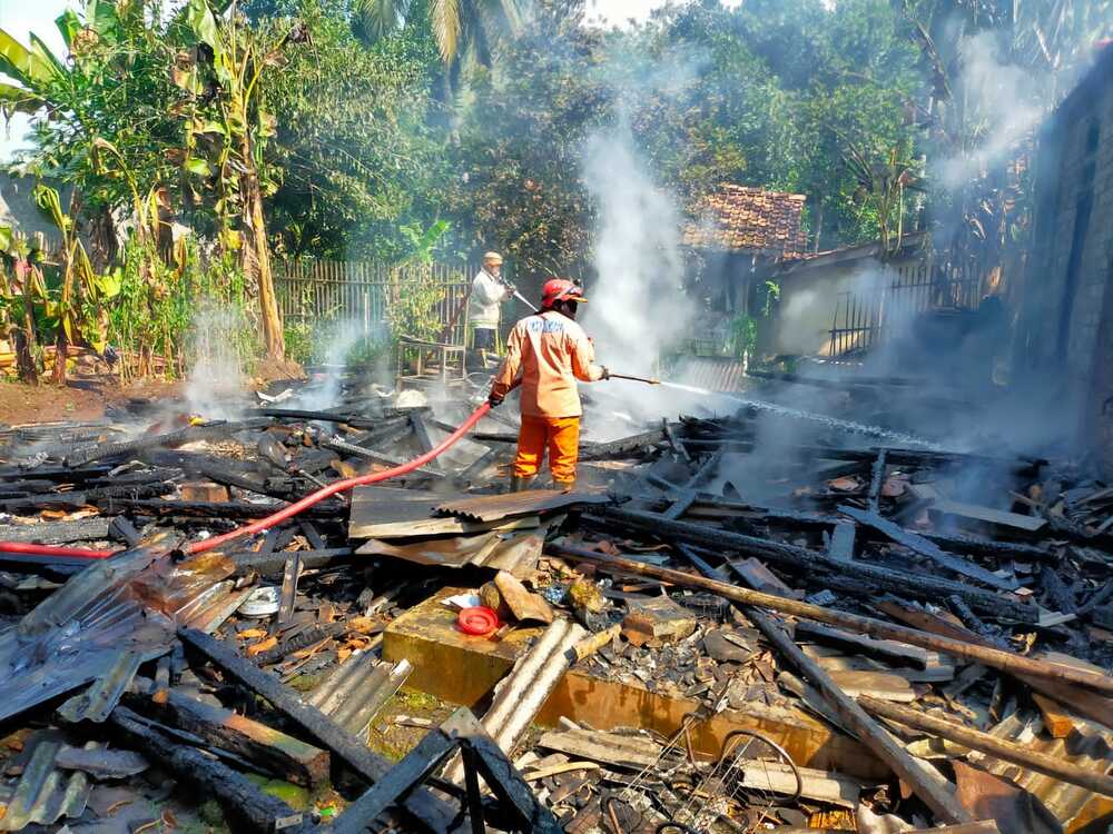 Kebakaran di Cipeuyeum Cianjur Ratakan Rumah Neni