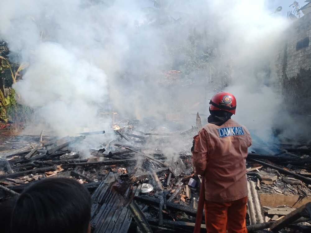 Kebakaran di Cipeuyeum Cianjur Ratakan Rumah Neni