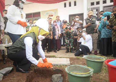 Atalia Hadiri Peletakan Batu Pertama MCK Bersama