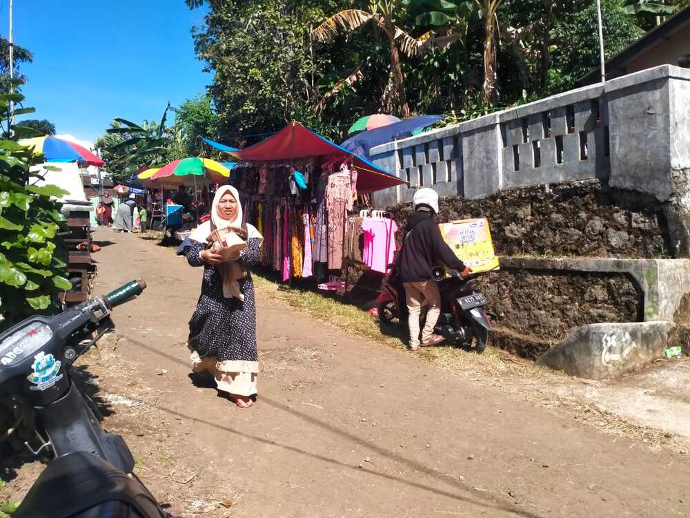 Sirojul Athfal Samenan, Pedagang Ketiban Berkah