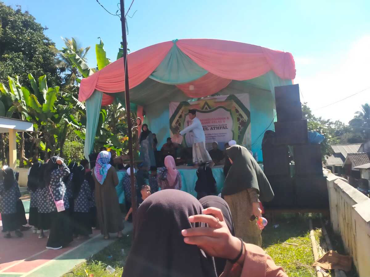 Sirojul Athfal Samenan, Pedagang Ketiban Berkah