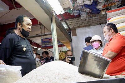 Ngatiyana Sidak Harga Bahan Pokok Pasar Atas Baru