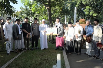 Jabar Serahkan Bantuan Sapi Satu Ton