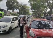 Pemotor Tabrak Sedan Tengah Memutar Arah