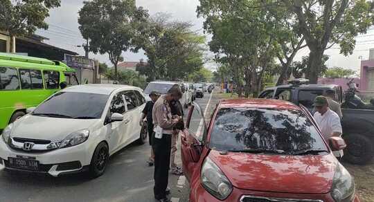 Pemotor Tabrak Sedan Tengah Memutar Arah