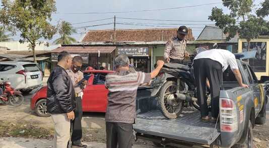 Pemotor Tabrak Sedan Tengah Memutar Arah