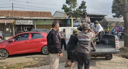 Pemotor Tabrak Sedan Tengah Memutar Arah 3 Pemotor Tabrak Sedan Tengah Memutar Arah