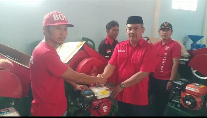 Petani Milenial Desa Mekarwangi Cianjur Menerima Bantuan