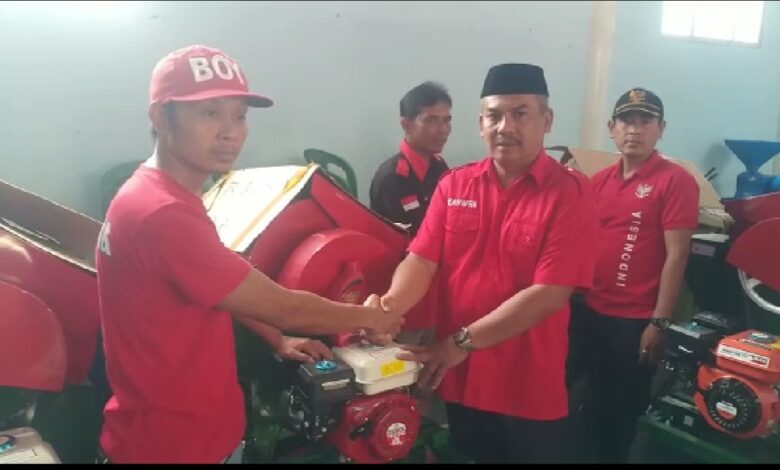 Petani Milenial Desa Mekarwangi Cianjur Terima Bantuan Ini