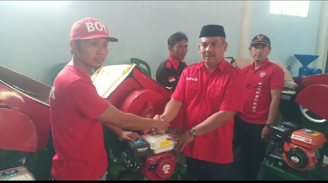 Petani Milenial Desa Mekarwangi Cianjur Terima Bantuan Ini