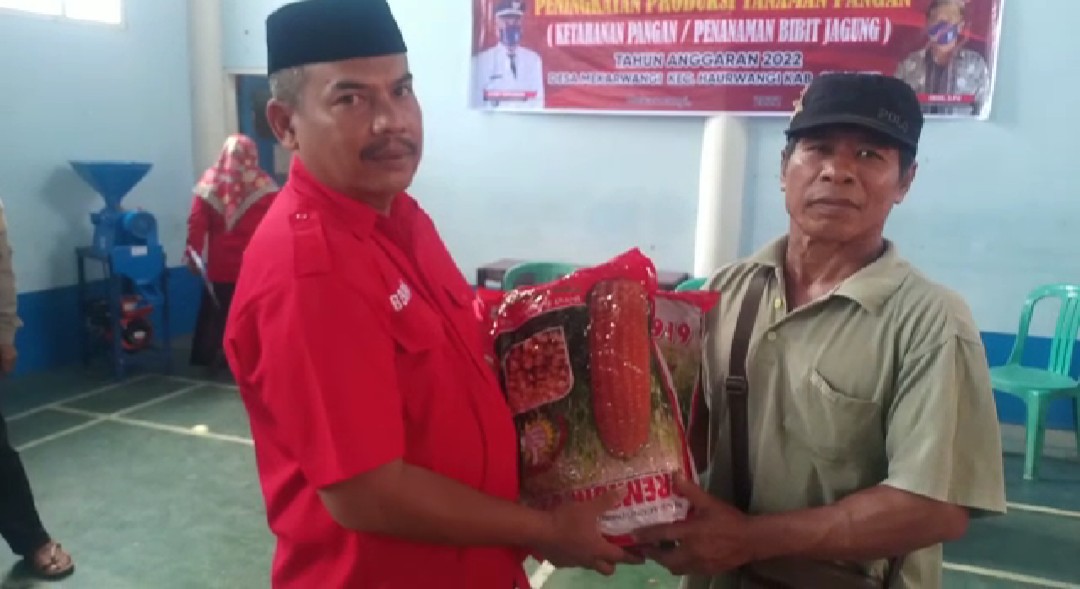 Petani Milenial Desa Mekarwangi Cianjur Terima Bantuan Ini