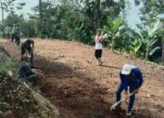 Warga Cihea Bersihkan Jalan Makom Eyang Dalem Pasir