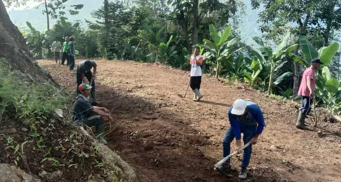 Warga Cihea Bersihkan Jalan Makom Eyang Dalem Pasir