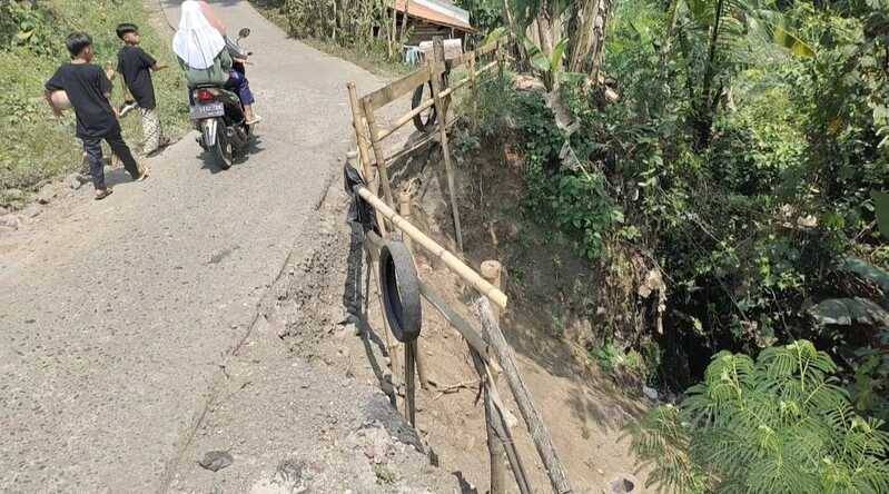 Bekas Longsor di Desa Cihea Mengancam Keselamatan