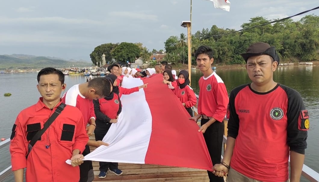 Bendera Merah Putih 77 Meter Terbentang di Waduk Cirata