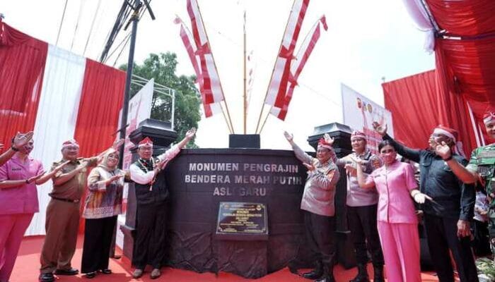 Emil Resmikan Monumen Perajin Bendera Merah Putih
