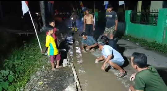 Kompak! Warga Kampung Pangarengan Perbaiki Jalan Desa