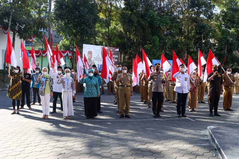 Pemkot Cimahi Bagikan 5.000 Bendera Merah Putih