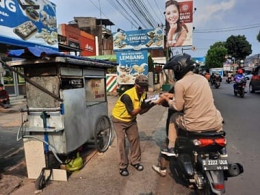 Polres Cimahi Bersama Kodim 0609 Beri Bantuan Masyarakat