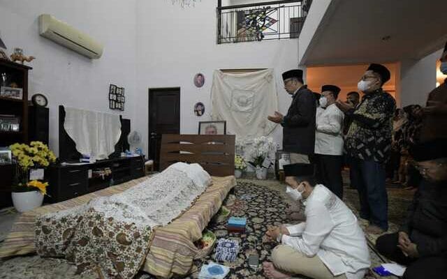 Ridwan Kamil Takziah ke Rumah Ayahanda Emil Dardak