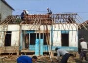 Rumah Reyot di Cianjur Ini Ramai-ramai Dibongkar Warga