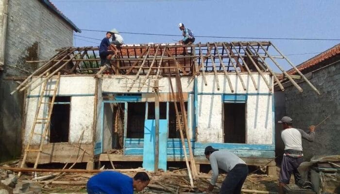 Rumah Reyot di Cianjur Ini Ramai-ramai Dibongkar Warga
