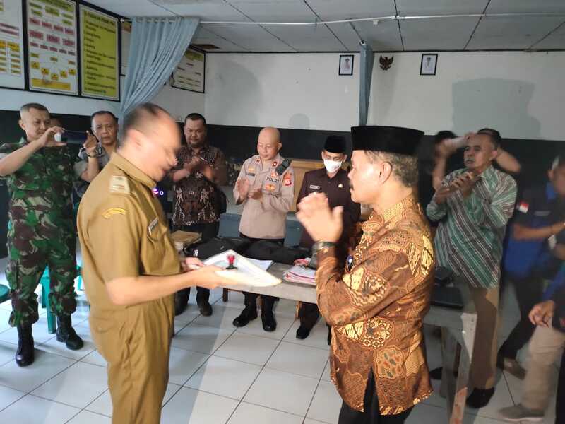 Saepudin Serahkan Seluruh Aset Desa Sukarahaja ke Plt