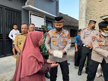 TNI-POLRI & Pemdes Kertawangi Beri Bantuan Kepada Masyarakat