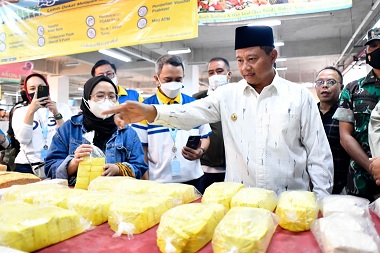 Uu Ruzhanul Kunjungi Pasar Pelita Sukabumi