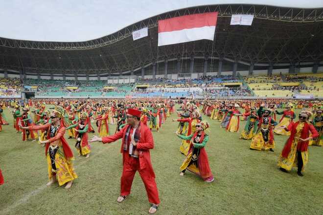 Emil Menari Ronggeng Bersama 3.000 Penari