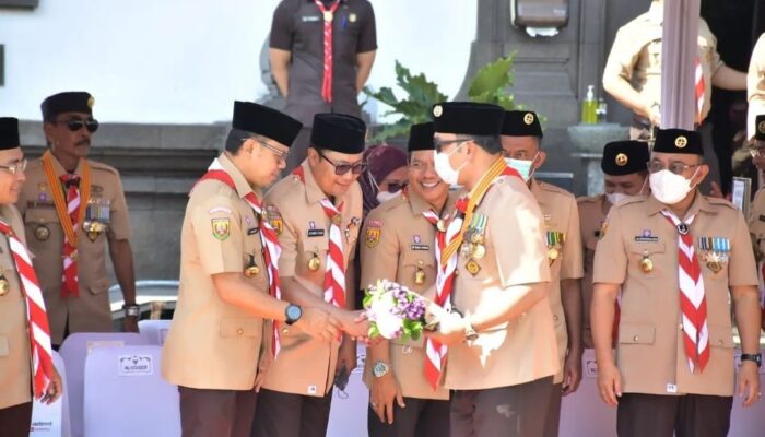 Fahmi Mendapat Lencana Darma Bakti