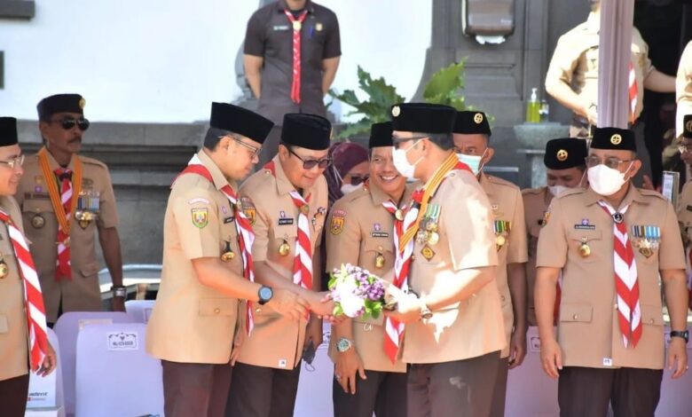 Fahmi Mendapat Lencana Darma Bakti