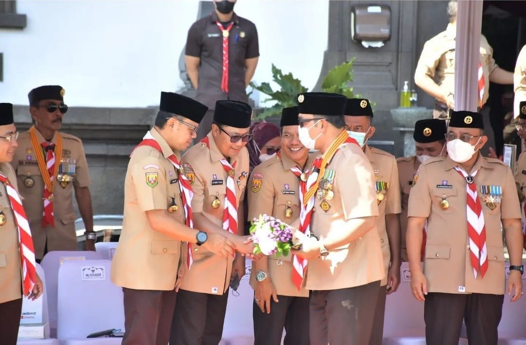 Fahmi Mendapat Lencana Darma Bakti