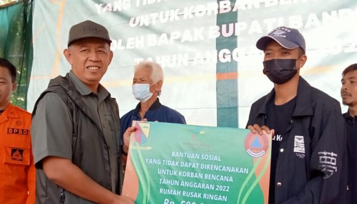 Korban Puting Beliung di Cimenyan Mendapat Santunan