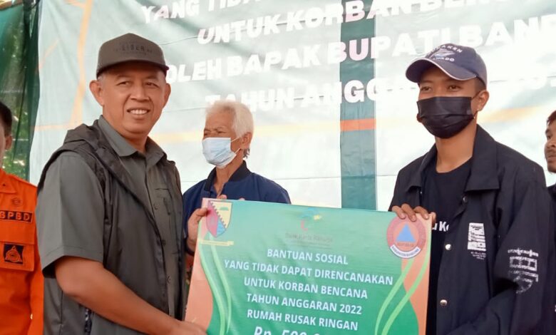 Korban Puting Beliung di Cimenyan Mendapat Santunan