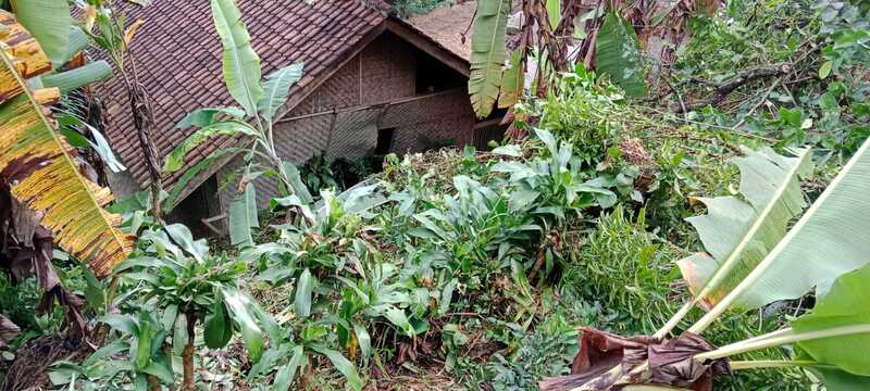 Longsor di Desa Sukarama Cianjur Timpa 1 Rumah 2 Longsor di Desa Sukarama Cianjur Timpa 1 Rumah