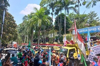 Massa Buruh Terkejut Lihat Lokasi di Gedung DPRD Depok