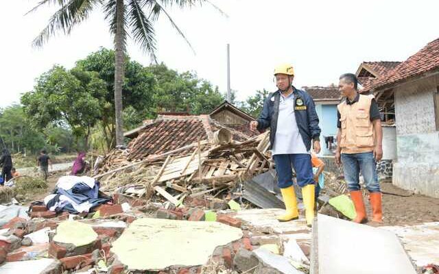 Pak Uu Salurkan Bantuan untuk Korban Banjir Garut