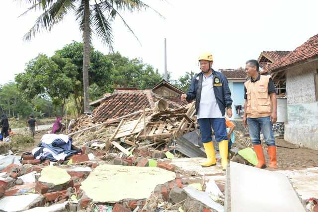 Pak Uu Salurkan Bantuan untuk Korban Banjir Pameungpeuk Garut