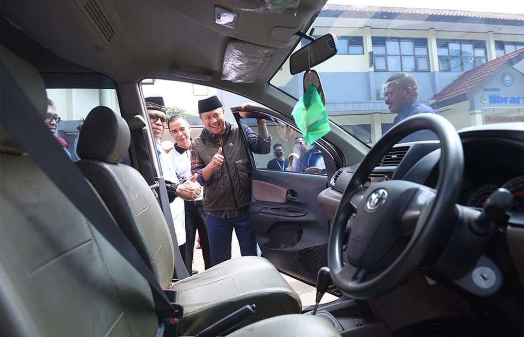 Pemkot Sukabumi Serahkan Bantuan Mobil kepada PGRI