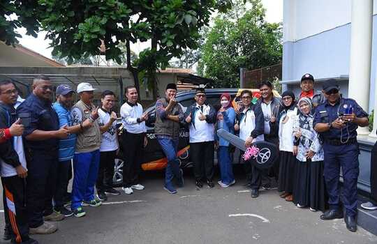 Pemkot Sukabumi Serahkan Bantuan Mobil kepada PGRI 